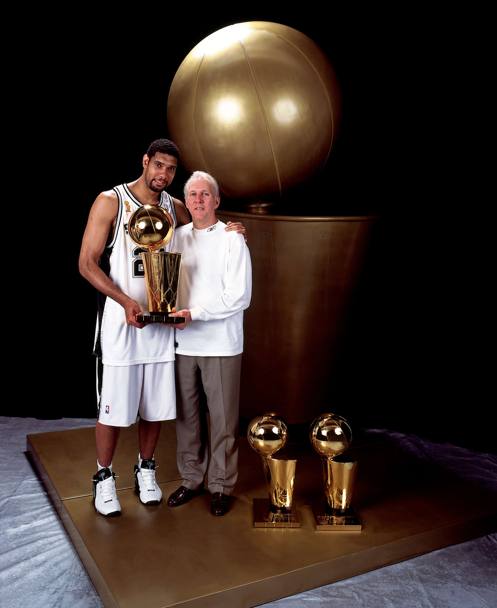 Gli Spurs fanno festa dopo 7 battaglie: Duncan e Pop possono mostrare orgogliosi il loro terzo Larry O&#39;Brien Trophy.